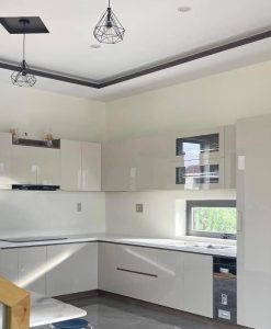 TBA102-Mẫu tủ bếp chữ L nhựa đặc cánh phủ Acrylic màu AC 102 thi công lắp đặt tại Ninh Bình.