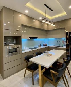 TBA120-Tủ bếp chữ L nhựa đặc Acrylic mẫu tủ bếp màu vàng AC13.