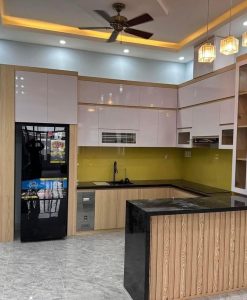 TBV104-Tủ bếp vân gỗ nhựa cao cấp Vincoplast HY38 kết hợp bàn đảo nhỏ.