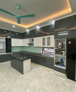 TBA 127-Tủ bếp đẹp Ninh Bình mẫu tủ bếp chữ L kèm bàn ăn nhựa đặc cánh phủ Acrylic.