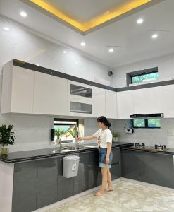 TBA122-Tủ bếp chữ L tủ bếp nhà bạn Nhung Gia Tân Gia Viễn Ninh Bình nhựa đặc cánh phủ Acrylic.