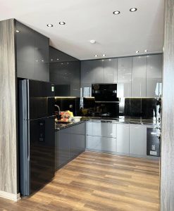 TBA 132-Tủ bếp chữ L tông màu xám chất liệu bóng gương Acrylic Ninh Bình.
