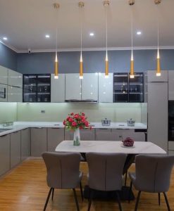 TBK019-Tủ bếp nhựa đặc cánh kính tủ bếp kết hợp tủ lạnh thi công tại Ninh Bình.