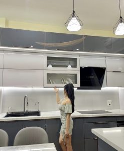 TBK021-Tủ bếp cánh kính màu ưa chuộng nhất 2023 thi công tại Ninh Bình.
