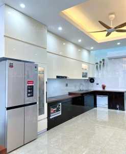 TBA146-Tủ bếp xây bục bê tông cánh phủ Acrylic bóng gương.