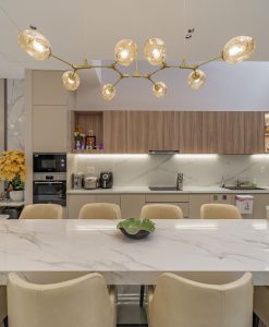 TBA158-Tủ bếp liên thông phòng khách tủ bếp hiện đại 2024.