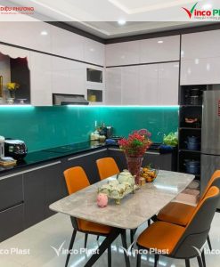 TBV129-Tủ bếp kết hợp tone màu trắng_ xám nhựa cao cấp Vincoplast.