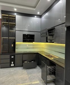 TBA172_ Mẫu tủ bếp kịch trần nhựa đặc cánh phủ Acrylic thi công và lắp đặt tại Ninh Bình.