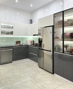 TBA219_Tủ bếp khung thùng nhựa đặc/ cánh nhựa đặc phủ Acrylic thi công tại Nam Bình/Ninh Bình.